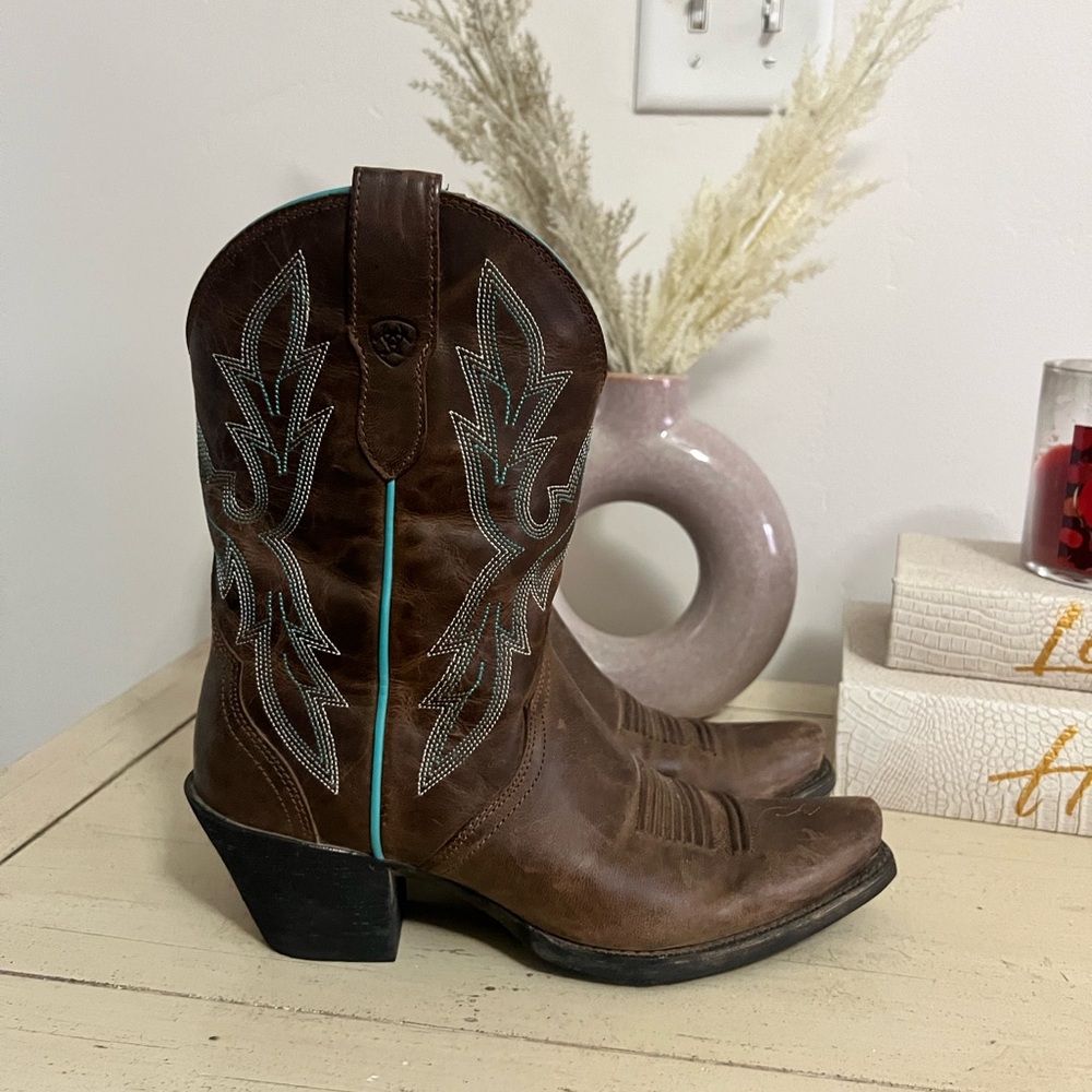 Size 6.5 Ariat boots